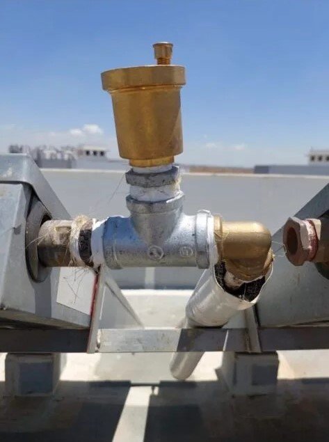 החלפת משחרר אוויר במערכת חימום סולארית