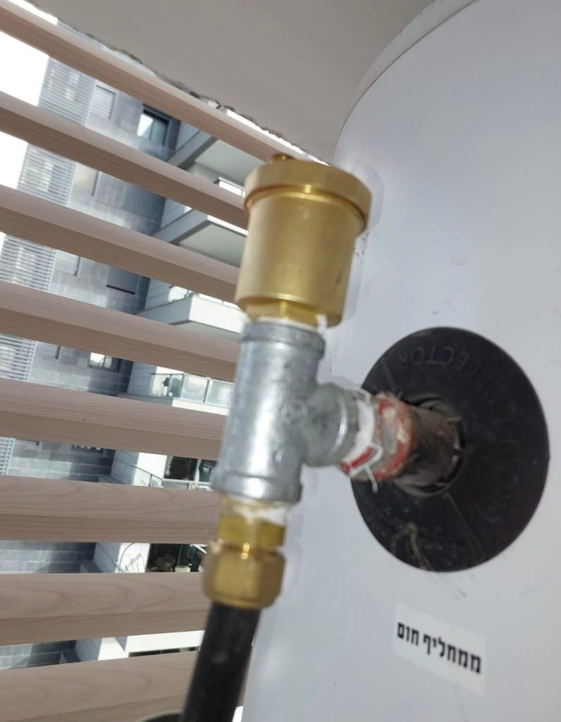 החלפת משחרר אוויר בדוד תיקון נזילת מים בדוד