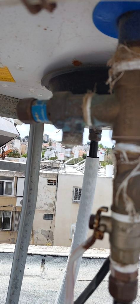 תיקון נזילת מים מדוד שמש בפתח תקווה החלפת שסתום ביטחון