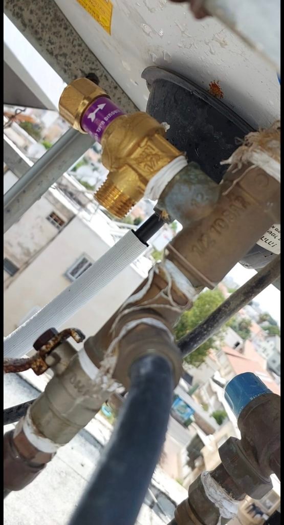 תיקון נזילת מים מדוד שמש בפתח תקווה החלפת שסתום ביטחון