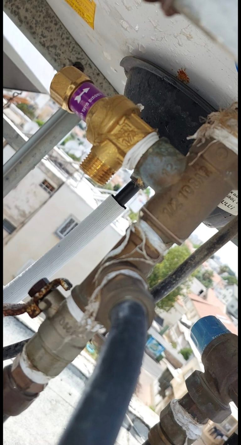 תיקון נזילת מים מדוד שמש בפתח תקווה החלפת שסתום ביטחון