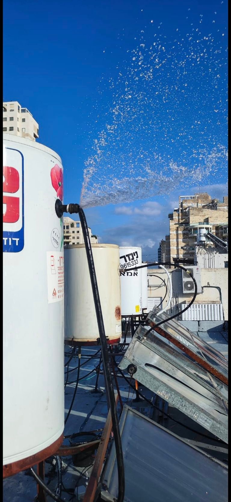 תיקון נזילת מים מדוד שמש בגבעת שמואל החלפת צינור בין הדוד לקולט
