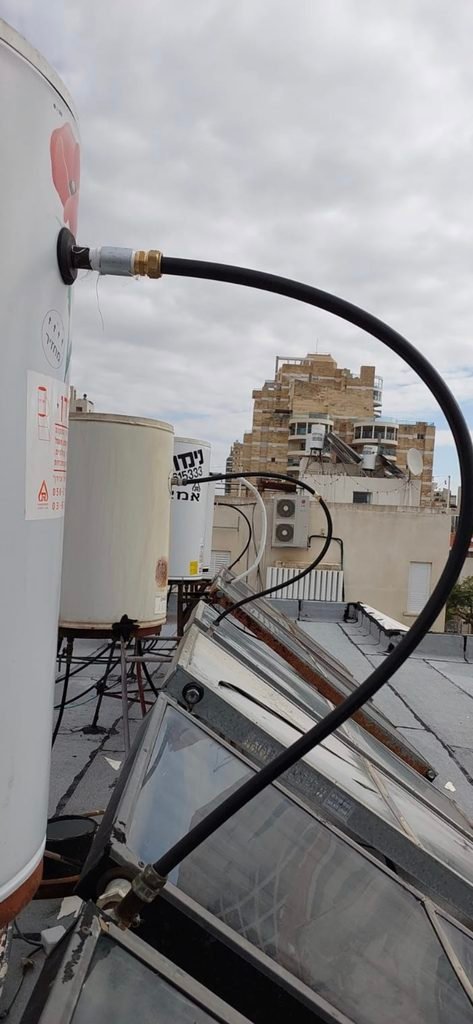 תיקון נזילת מים מדוד שמש בגבעת שמואל החלפת צינור בין הדוד לקולט