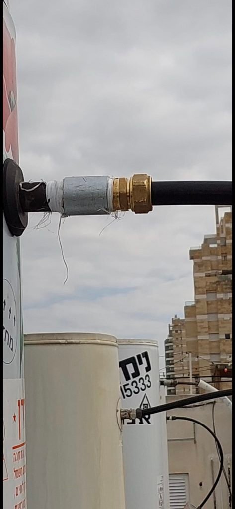 תיקון נזילת מים מדוד שמש בגבעת שמואל החלפת צינור בין הדוד לקולט