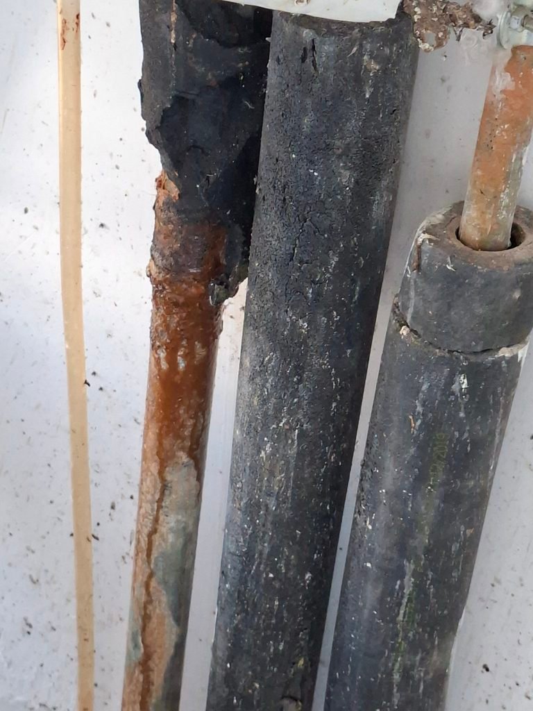 תיקון נזילת מים במערכת סולארית מרכזית בבניין