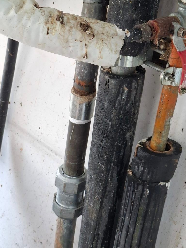תיקון נזילה במערכת קולטים סולארית בבניין