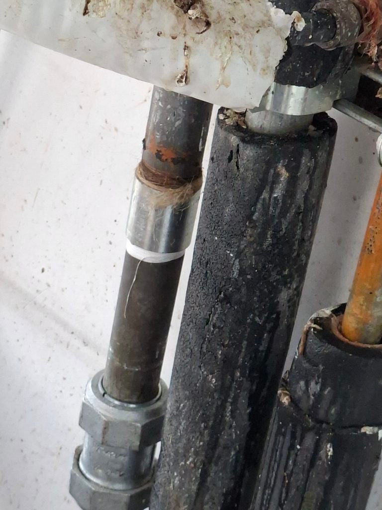 תיקון נזילה במערכת קולטים סולארית בבניין משותף